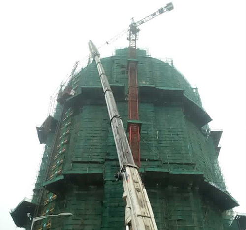 宿豫吊车在工地上作业